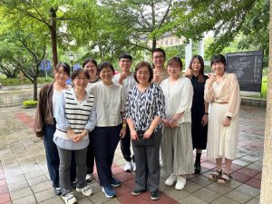 李老師實驗室在守仁樓門口合照2026年